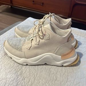 Sorel technical winter sports athletic shoe 7.5 suede wool warm platform soles